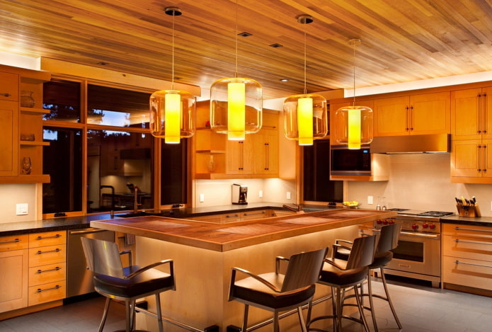 коричневый потолок из дерева на кухне