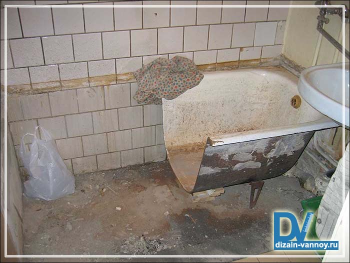 Демонтаж старой ванны методом распила болгаркой вывоз чугунной ванны