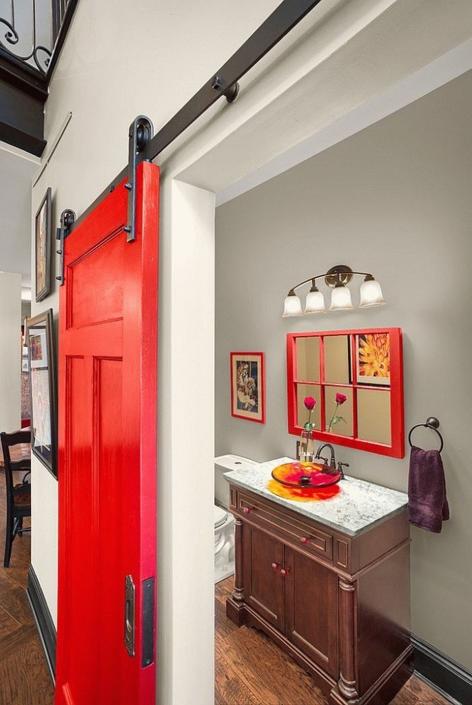 Красное полотно раздвижной двери в ванной комнате