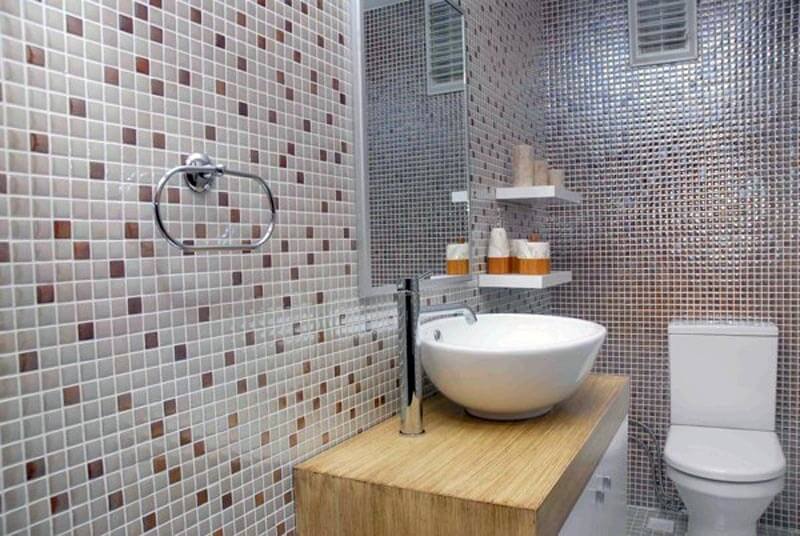 Облицовка стен туалета стеклянной мозаикой