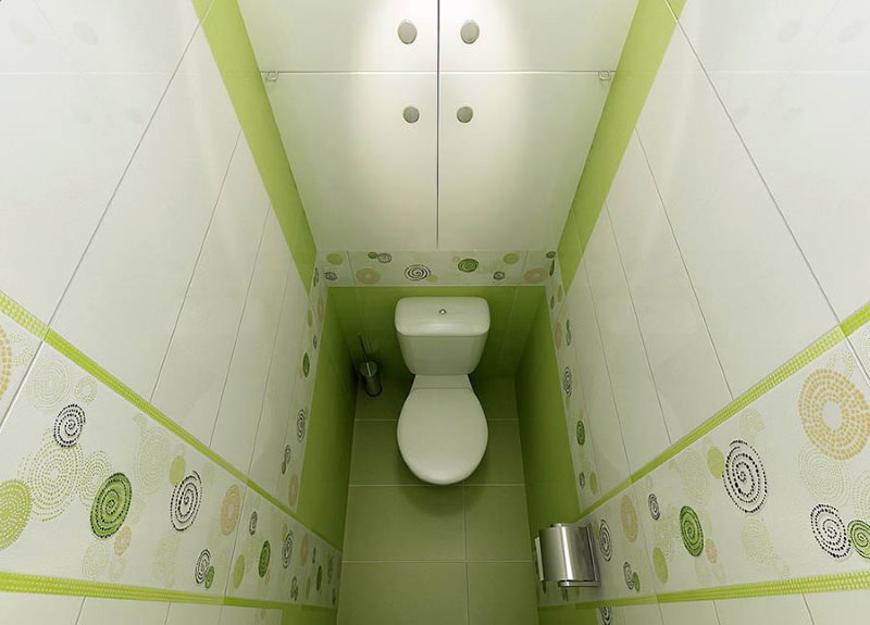 Зеленый пол туалета с белым унитазом
