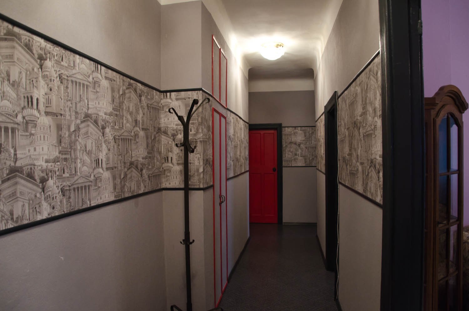 дизайн коридора с комбинированными обоями