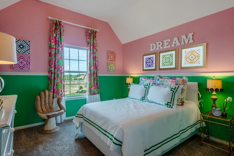 Розово-зеленые стены в комнате дочери