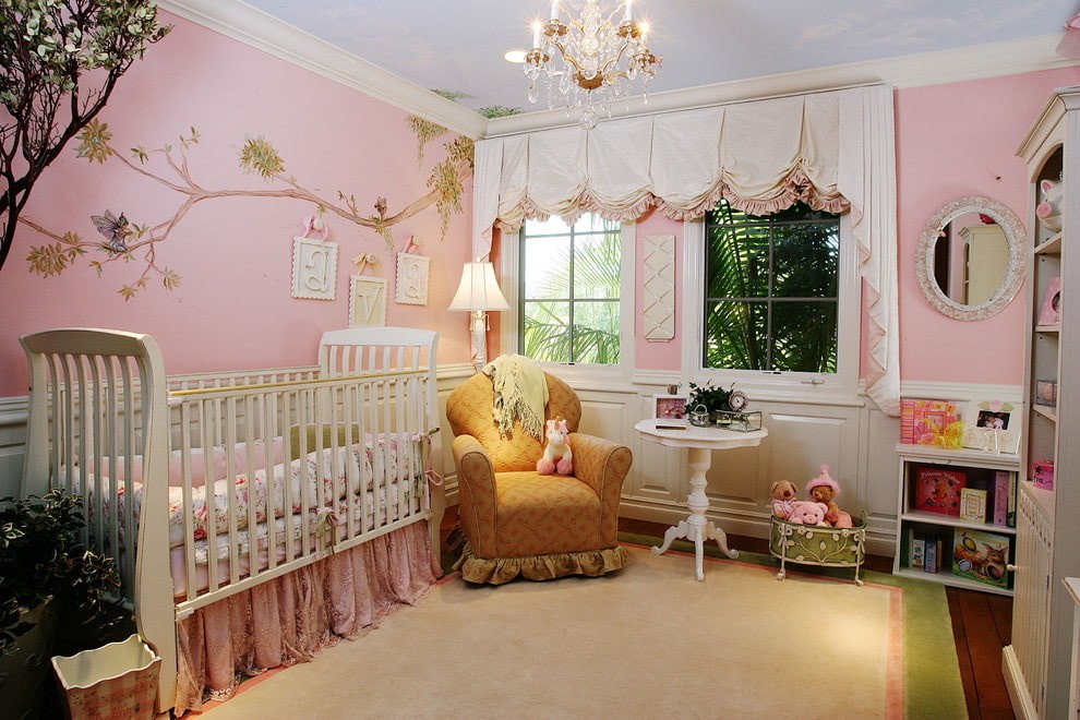 Детская комната для младенца в розовых тонах