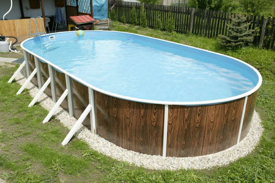 Овальный бассейн секционного типа на садовом участке