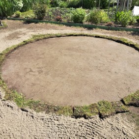 Выравнивание площадки для установки бассейна на дачном участке