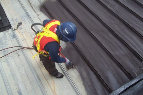 Резиновая краска отличный материал для обработки металлической крыши