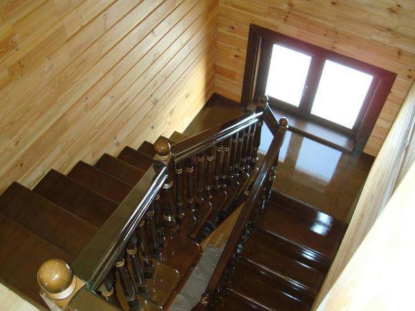 Деревянную лестницу в доме можно покрыть глянцевым или матовым лаком