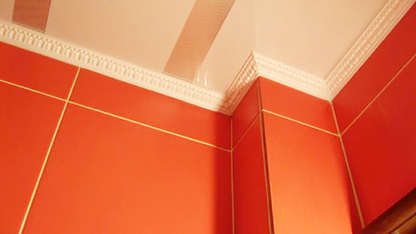 Фигурные широкие багеты стараются применять в комнатах, где имеется дефект стыков между стеной и потолком