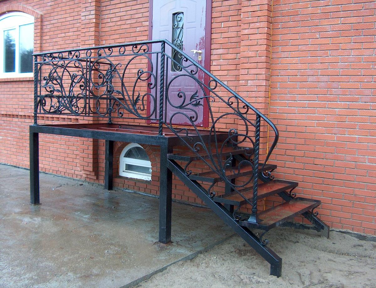 Выбирать дизайн металлической лестницы для улиц следует в зависимости от стиля экстерьера здания 