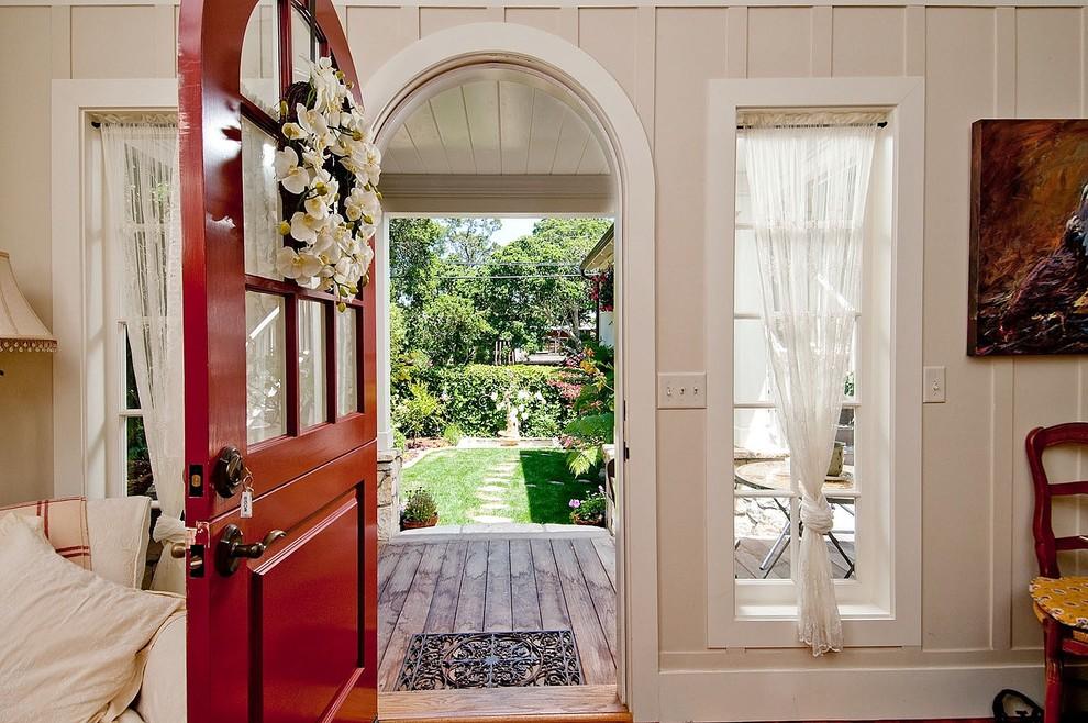Декорируя дверное полотно, специалисты рекомендуют учитывать материал, из которого изготовлена дверь 