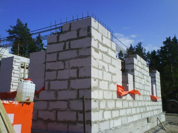 Строительство стен из газобетона требует строгого соблюдения технологии