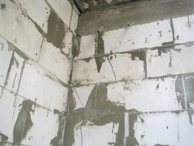 Дом из газобетона - трещины в углу здания уровня потолка первого этажа.