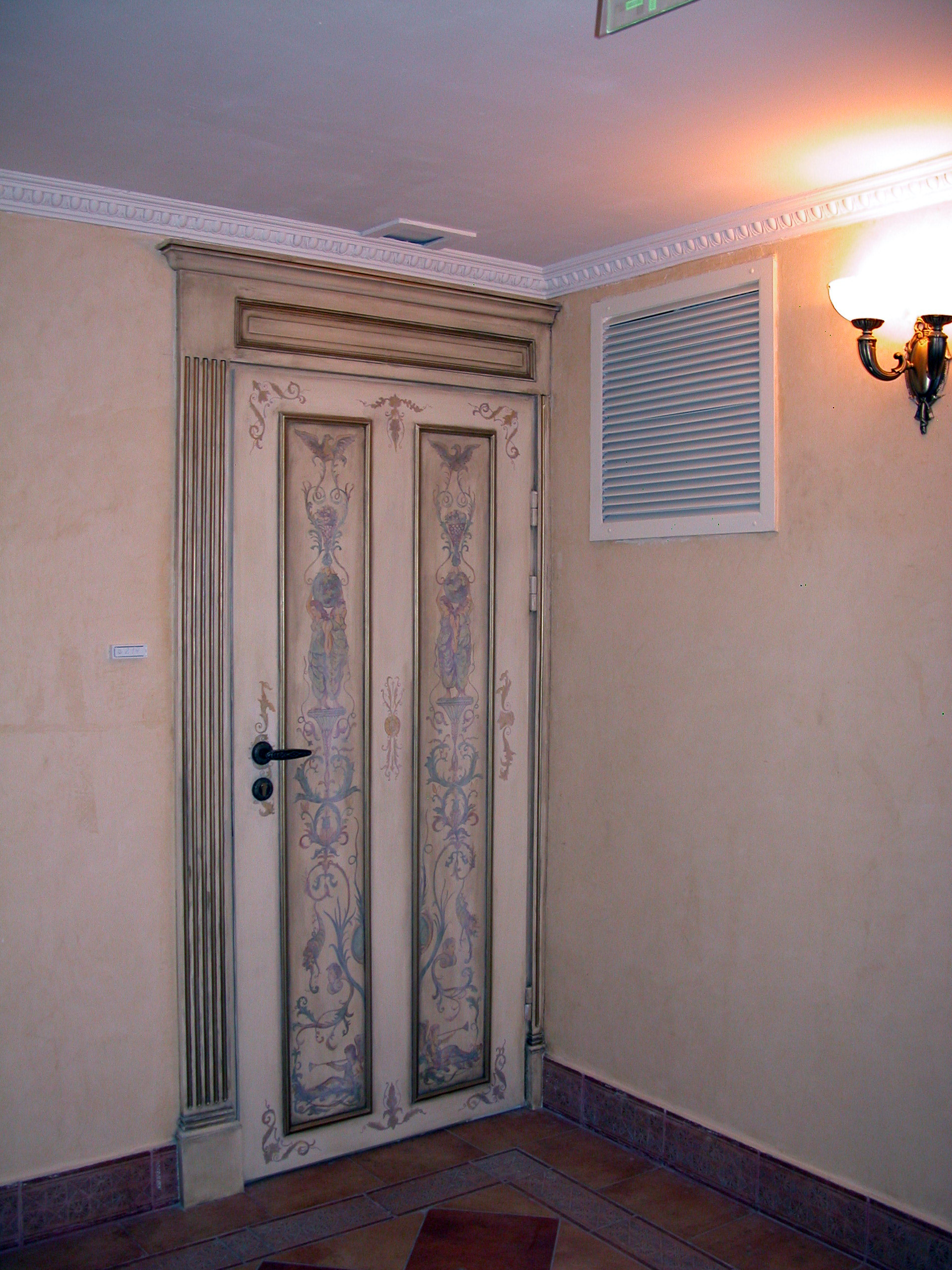Декор двери росписью