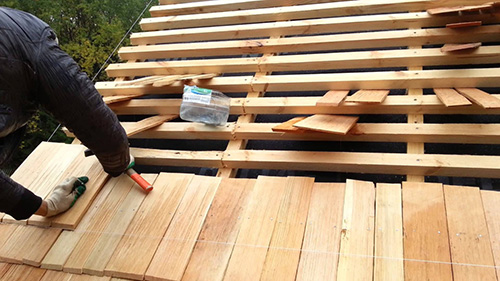 Обрезная доска – распространенный материал для настила деревянных навесов