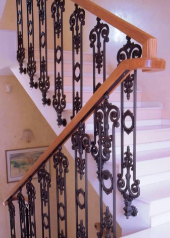 Выбор балясин для лестниц в доме: особенности и разновидности