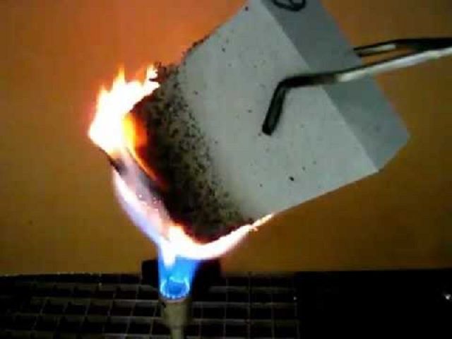 При высоких температурах и открытом пламени пенополиуретан может загореться