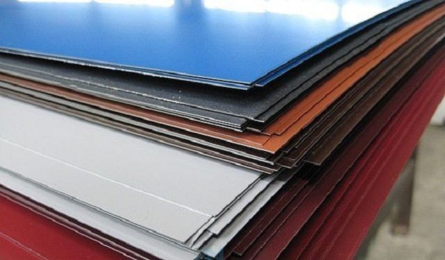 Складированные металлические листы с полимерным покрытием для производства профнастила.