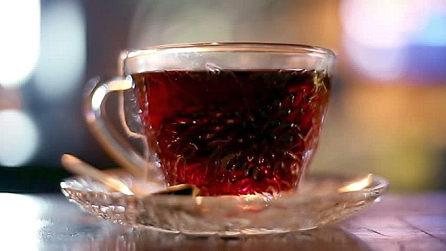 Крепко заваренный чай содержит дубильные вещества, способные изменить цвет светлой древесины.