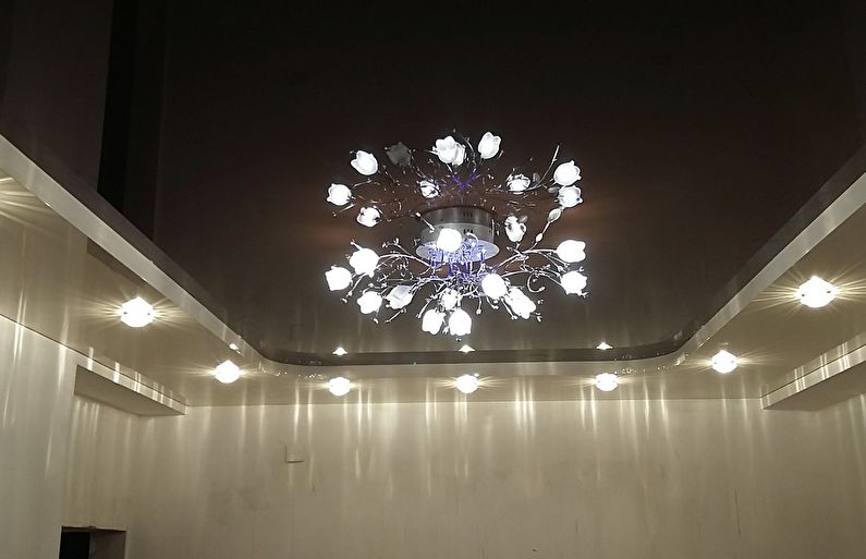 Двухуровневый натяжной потолок с подсветкой - люстра